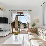 Vila 2 Bedroom Kornos With Private Pool And Golf Views, Aphrodite Hills *