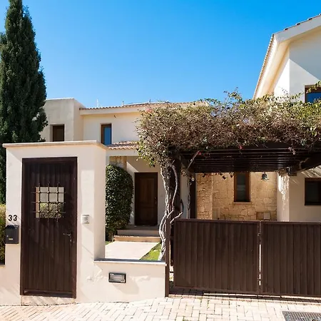 2 Bedroom Kornos With Private Pool And Golf Views, Aphrodite Hills ヴィラ